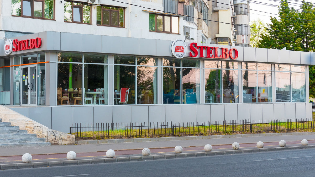 Vitrina showroomului Stelbo Mob Design din Galați, str. Brăilei nr. 188